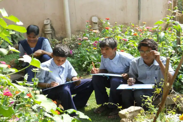 एक बगीचे में शिक्षामित्र की एक कक्षा