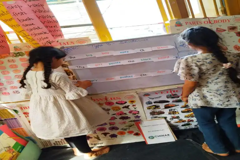 एक बगीचे में शिक्षामित्र की एक कक्षा