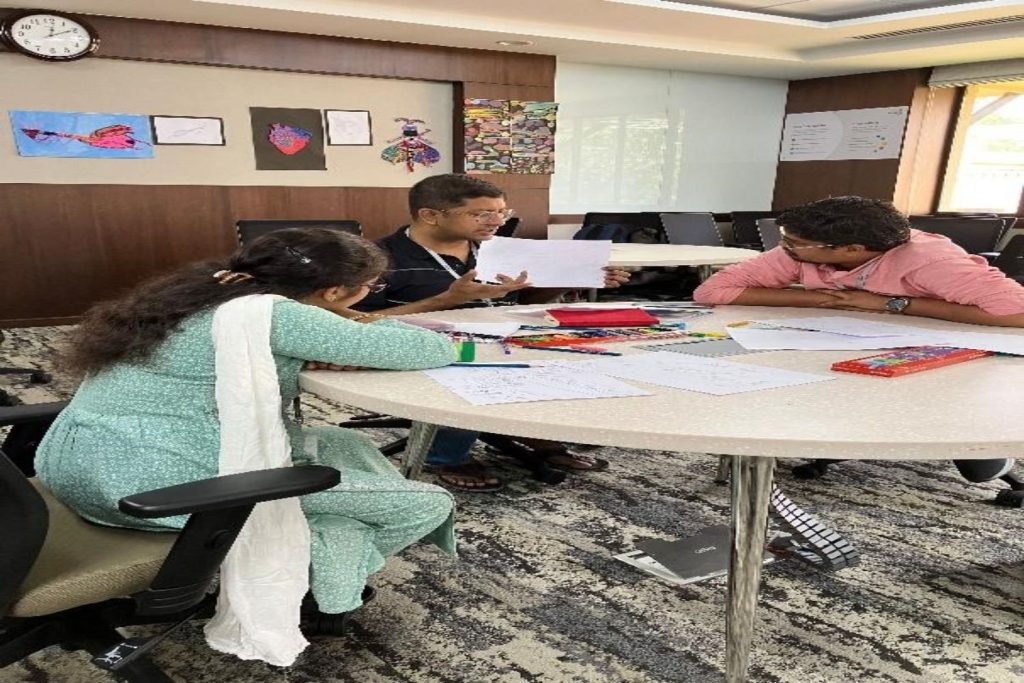कला-आधारित शैक्षिक हस्तक्षेपों का अनुभव करते हुए और उनके व वास्तविक जीवन के बीच के जुड़ावों तथा प्राप्त परिणामों पर विचार करते हुए एडस्पार्क्स कलेक्टिव के प्रतिभागी।